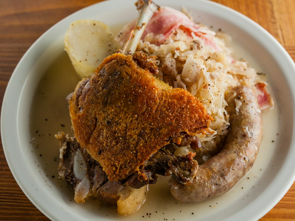 香ばしく焼き上げた『仏産鴨のコンフィとシュークルート』