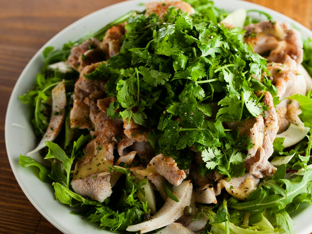 パクチーの爽やかな香りが活きた『豚肉とパクチーのサラダ』