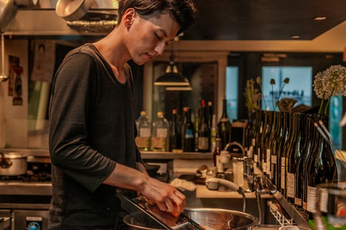 ほろ苦い大人のスイーツを手がける若きパティシエ