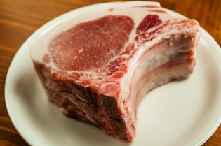 重くなり過ぎない脂の旨みが大皿料理とマッチする「岩中豚」