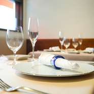 美味しい料理と居心地の良さは、女性の心を夢中にします。口当たりの良いワインが会話を弾ませ、ふたりの顔には常に笑顔が浮かびます。いつもと変わらない日常を、心に残る一日へと変えてくれるレストラン。