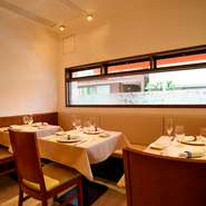 プリフィクスのコース料理は相手の好みに合わせて構成できるため、大事な場面にふさわしい料理を並べることができます。会社の接待やビジネスの商談などでは、スタッフまで気軽に相談を。