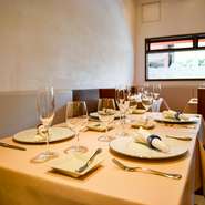 かけがえのない一日を、大切な人と一緒にお祝いしませんか。乾杯から始めて料理をゆっくり進めていけば、和やかな時間が生まれます。店内は優しい空気に包まれて、今日という日が、しっかり心に刻まれます。