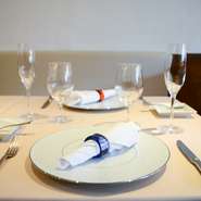 【レストラン　ハシモト】で味わえる繊細で深い味わいのフランス料理は、誕生日や結婚記念日など、大切な日をより思い出深い一日にしてくれます。心地よい接客も、ゲストの期待を裏切りません。