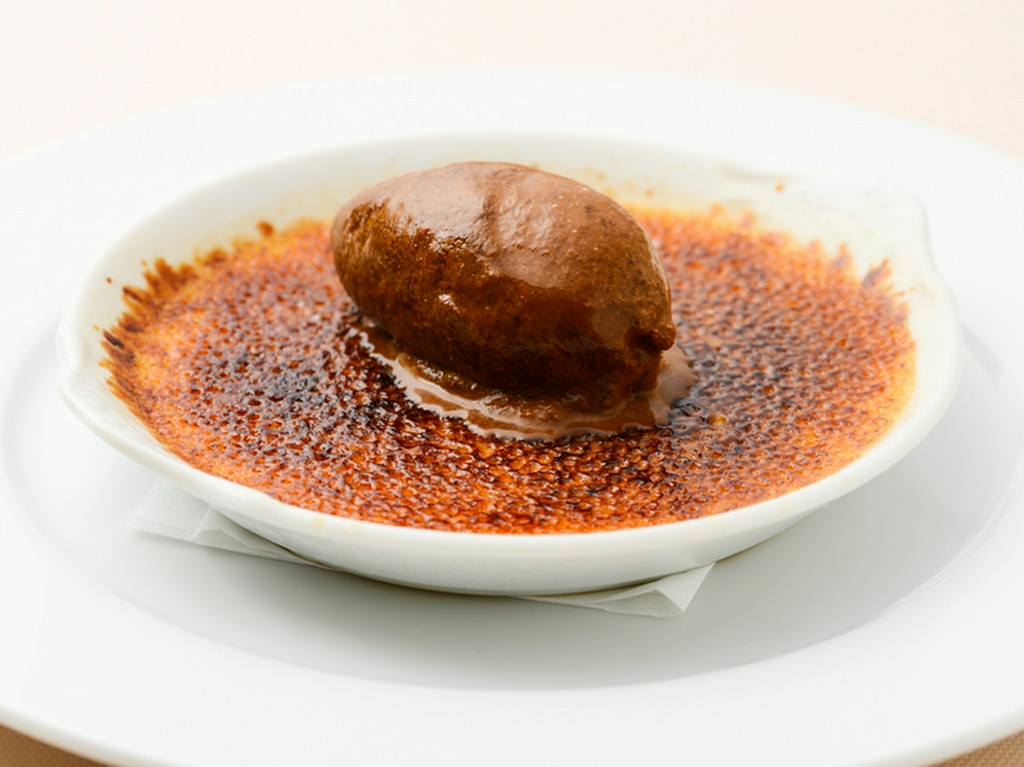 定番の「クレームブリュレ」を秋の味に変えて、ご提供