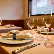 ゆったりと落ち着いた時間を過ごせるように、店内はナチュラルカラーで統一されています。ゲストがリラックスできるように、スタッフは控え目でありながらもベストなタイミングでの素敵な計らいを心がけています。