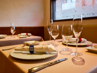 料理やゲストを美しく引き立たせてくれる、シンプルな内装が素敵