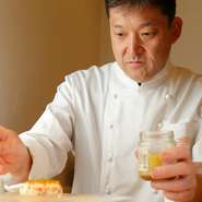 老舗フレンチ【銀座レカン】で長年修行した橋本シェフ。フレンチの基本を忠実に守った本格的なフランス料理は、どれも美しくて味も絶品！　リピーターの多さが価格以上の価値を物語っています。