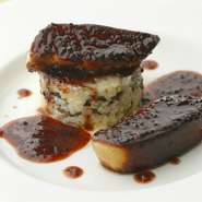 シェフ渾身の自信作！　メディアでも多く取り上げられている、開店以来の人気料理です。フォアグラの焼き加減とリゾットの柔らかさが絶妙なハーモニーを生み出しています。