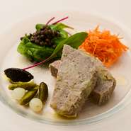 挽き肉にした豚肉と鴨肉、そしてレバーを加え滑らかな舌触りに仕上げています。砕いたクルミを入れることで、食感の変化とわずかな渋味もプラス。ワインに良く合う一品となります。