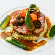 ローストした仔羊の下にクスクスを引くことで、肉とソースの旨味が一粒一粒に絡まります。柔らかな仔羊の甘みとソースのコクが、口の中に芳醇な薫りの余韻を残してくれます。