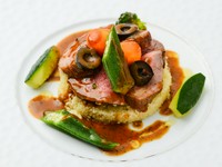 ローストした仔羊の下にクスクスを引くことで、肉とソースの旨味が一粒一粒に絡まります。柔らかな仔羊の甘みとソースのコクが、口の中に芳醇な薫りの余韻を残してくれます。