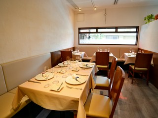 明るい光が差し込む優雅なパーティ―