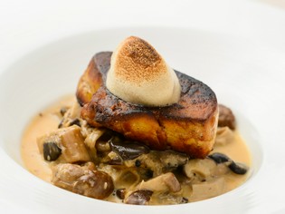 『フォアグラのソテー　きのこのフリカッセ　コニャック風味』