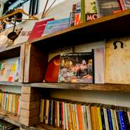 手づくりのテーブルや使い込まれた椅子が配された店内は、初めてでもくつろげる空間。本棚には読み古された本が並び、知人の家に招かれたかのよう。リラックスして料理とワインを楽しめる、居心地の良いお店です。
