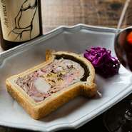 クラシカルなフランス料理、パテ・アンクルート。
鶏肉やフォアグラをタルト生地で包んで焼く手の込んだ料理です。