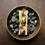 コース料理（全７皿）からの１品です。
つぶ貝をモワル（牛の骨髄）と一緒にさっとソテーし、パセリのソースと泡と合わせ、血のソーセージをあしらいました。
正に海の素材と大地の素材を組み合わせた１皿です。