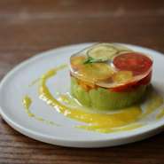 ラタトウイユもorganではこのようなスタイルに。
それぞれの野菜を理想的な調理法で仕上げ、組み合わせます。
トマトはジュレシートに、黄パプリカはソースに。茄子は素揚げにして野菜の出汁でマリネしています。