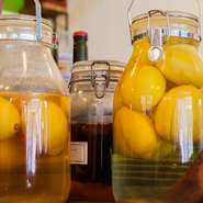 有機レモンを発酵させたシトロンコンフィ。手づくりへのこだわりは並々ならぬものがあります。