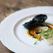 繊細で手の込んだ料理を召し上がっていただけます。
organの世界観を堪能した方、誕生日などの特別な夜には是非シェフ渾身のコース料理をお召し上がりください。
コース料理には１皿１皿の料理に合わせたワインペアリングのコースもございます。
料理は全７皿で9900円（税込）
ワイン ペアリングは６杯で6600円（税込）
です。