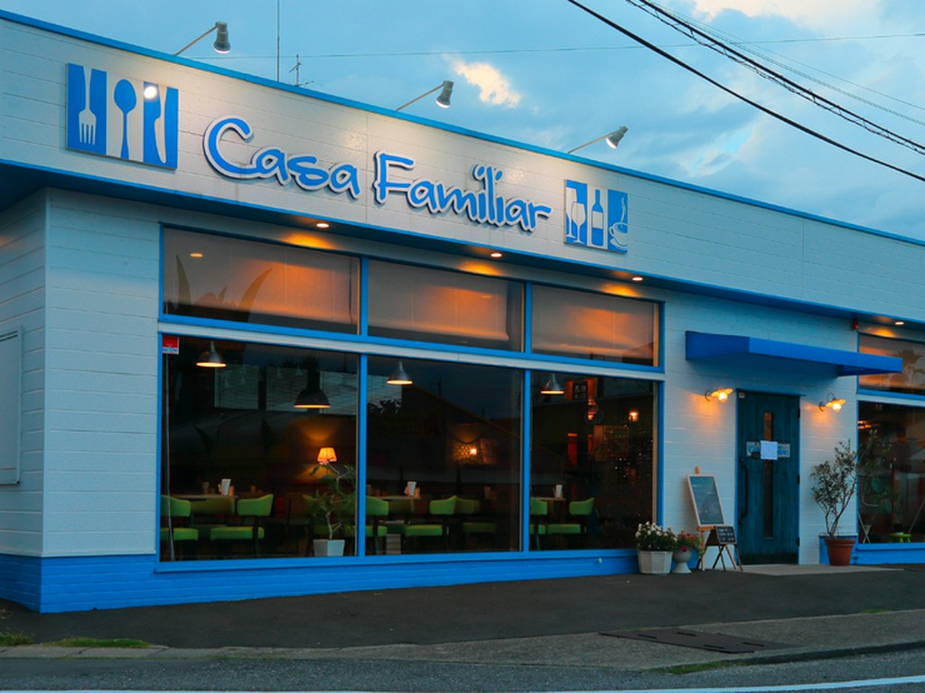 遠くからでも目立つ爽やかなブルーが印象的な店構え