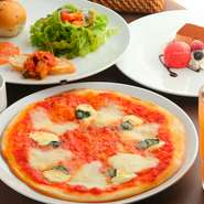 ピッツァの定番中の定番！　モッツアレラチーズとトマトソースのシンプルながらも絶妙なコンビネーション。