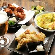 「美味しくビールを注ぐこと」にこだわり、妥協を許さず極上の一杯を。さくさくの歯ごたえが絶妙な『とり天』、さっぱりと食べられる『鳥の唐揚げおろしポン酢』など美味しい逸品と共に疲れを吹き飛ばしてください。