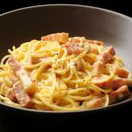 しっかりした味わいのクリームソースに、卵の黄身のまろやかさがパスタに絡んでいます。お酒が進む逸品。