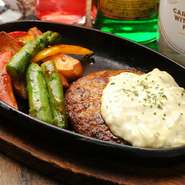 丁寧に手ごねで仕上げたハンバーグ。ソースは和風おろしソースと、自家製のタルタルソースが選べます。