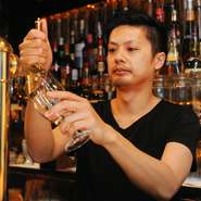 疲れた体に染みわたる『ビール』。きめ細かな泡は、初めにサーバーから出てくる荒い泡を入れずにきれいな泡のみをジョッキやグラスに入れているから。細かなところまで妥協を許さず、美味しいビールを味わえるます。
