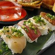 フォアグラ、栃木軍鶏炙り、桜肉、鶏生ハムの特製寿司です　二貫 