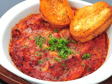 やわらかく煮込んだトリッパ（牛胃袋）トマトソース