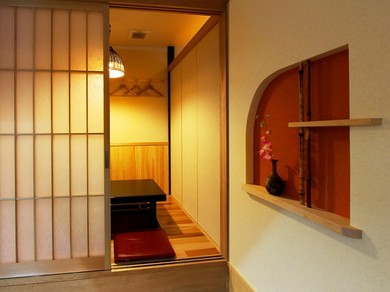 個室とカウンター席のあるゆとりの1階席です