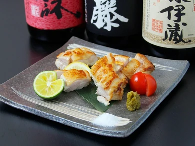 地鶏のジューシーで凝縮された旨みが絶品『親鶏焼き』