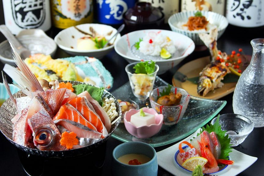 旬の食材を使い、充実した内容のコース。プラス税込み2000円で、2時間飲み放題をつけられます。