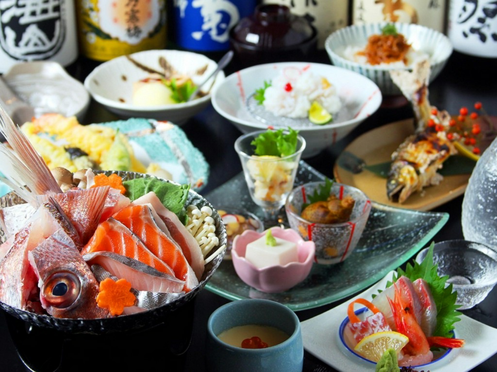 旬の食材を使い、充実した内容のコース。プラス税込み2000円で、2時間飲み放題をつけられます。