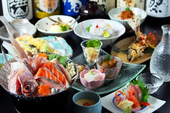 旬の食材を使い、充実した内容のコース。プラス税込み2000円で、2時間飲み放題をつけられます。