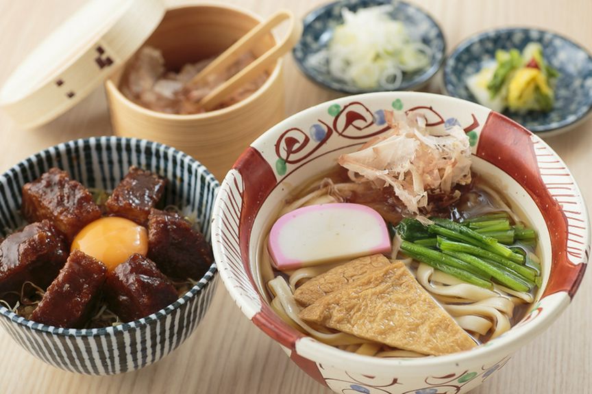 ボリュームたっぷり『温かいきしめん+味噌カツ丼』