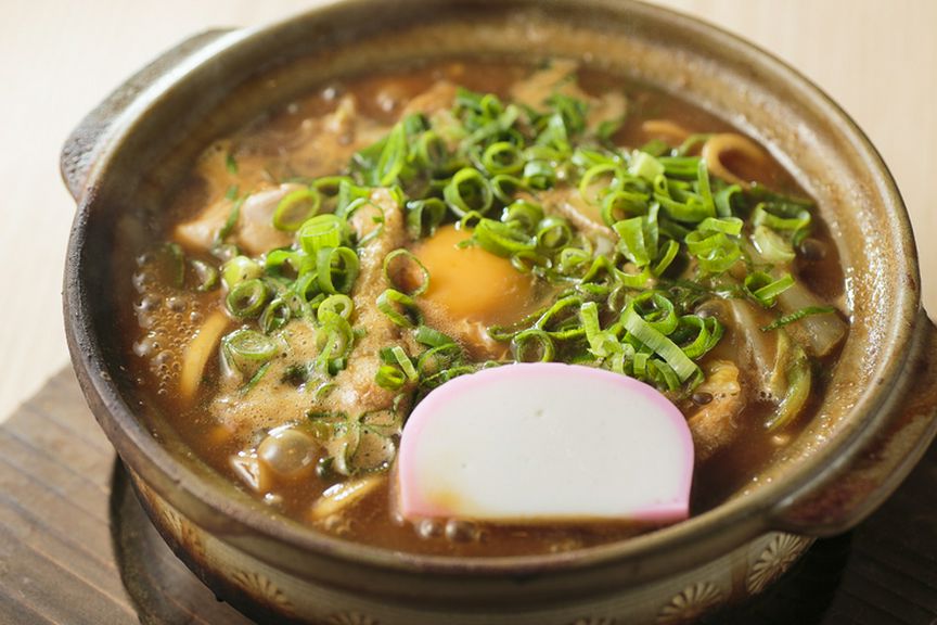 人気メニューの青ねぎたっぷり『ねぎ玉入り味噌煮込うどん』