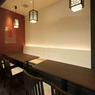 おしゃれな雰囲気の店内。ソファーシートでゆっくりとお食事を楽しんでいただけます。コース料理もあるので、ご宴会や女子会などにも利用してみてはいかがですか。飲み放題付プランもあるのでおすすめ！　