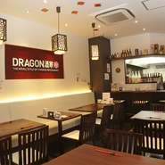 店内は白を基調として、明るくておしゃれな雰囲気です。洗練されていて中華料理屋らしくないと言われることもあるのだとか。ドリンクも豊富でワンランク上のビールなども用意してあり、紹興酒やワインなども豊富！　