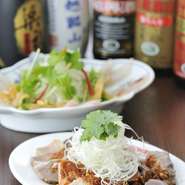 自家製チャーシューや広東風のサラダのような刺身などお料理盛りだくさん。焼酎やワイン、紹興酒なども多彩にラインナップされています。中国のワインも楽しめます。