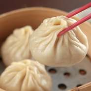 ジューシーな小籠包はぜひ食べて欲しい逸品。他にも蟹入り、ホタテ入り、ウニの小龍包などもどうぞ！