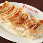 中身は企業秘密のオリジナル餃子です。表はパリッと裏はふっくら、食べなきゃ損のおすすめの一品です。