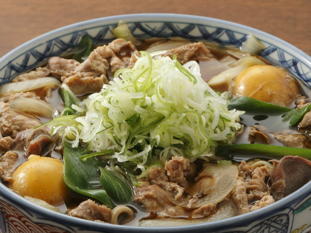 新鮮な鶏もつだから楽しめる、クセのない深い旨味の『もつそば』