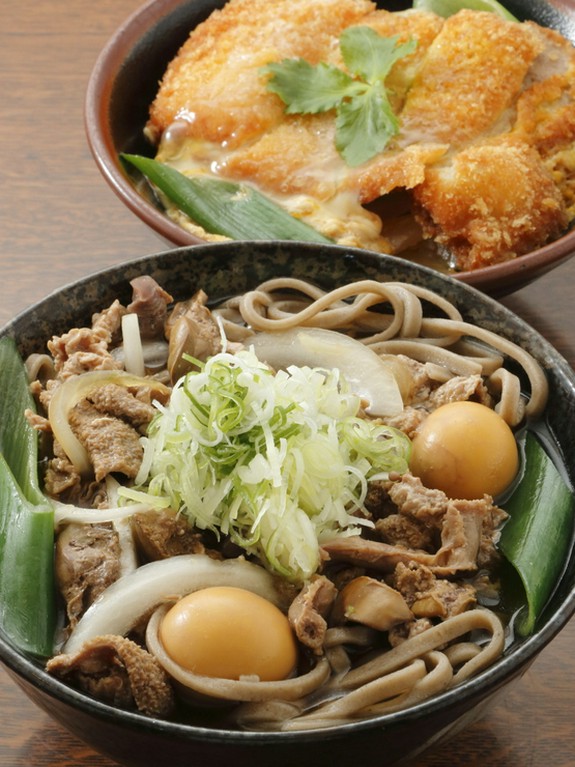甘辛く煮た『かつ丼』と『もつそば』で大満足『もつかつセット』