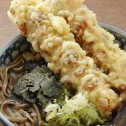 丸ごとのちくわを揚げた天ぷらが２本乗っている冷たいそば。冷やしそばながら、通年で楽しめます。