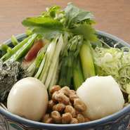 ８種類の野菜と納豆、半熟卵が乗り、栄養バランスが取れたヘルシーで満足感のあるメニューです。