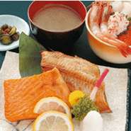 C）ミニ4種丼＆焼き魚（ハラス・ホッケ）

海鮮丼ぶりも食べたーい！でも焼き魚も捨てがたーい
という欲張りな方におすすめ！
