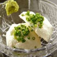 素材にこだわった自家製『チーズ豆腐』や『広島産焼き牡蠣』など、鉄板メニューだけでなく旬の食材から〆のご飯類まで、メニューが充実。いろいろなおいしい料理とお酒を楽しむ女子会にもおすすめの店です。